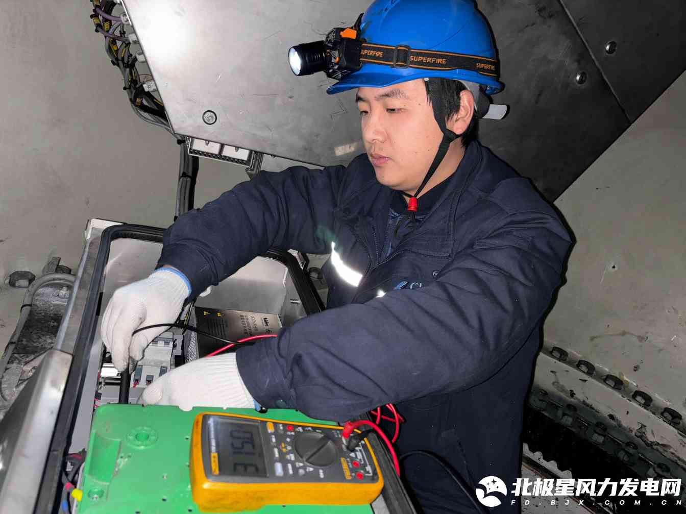 故障抢修(摄影 张义伟).jpg